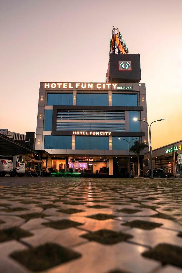 Hotel Fun City Navsari Exterior photo